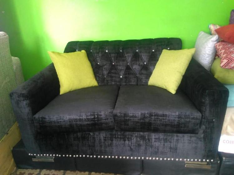 sofa de dos puestos tapizado en pana francesa