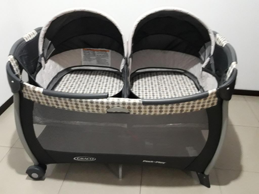 Cuna corral doble marca Graco