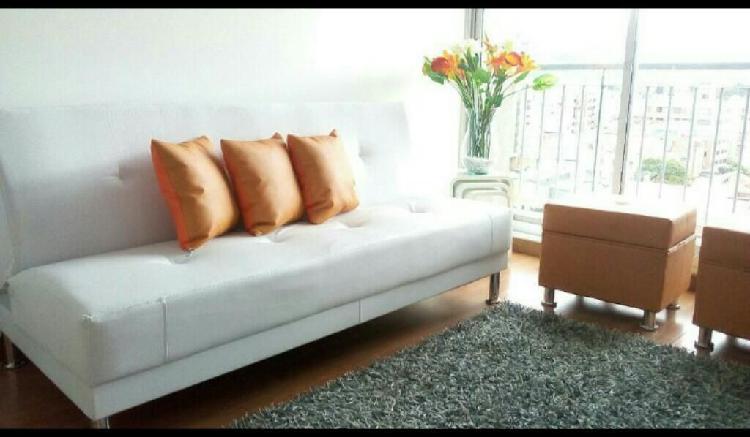 Sofa Cama. con 2 Puft Baul.