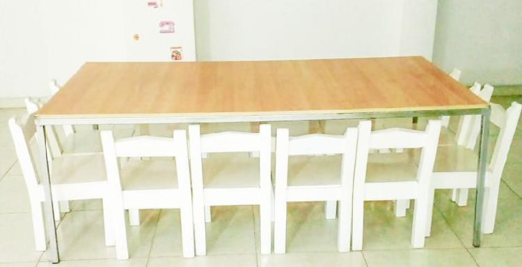 juego de mesa mas 12 sillas de madera