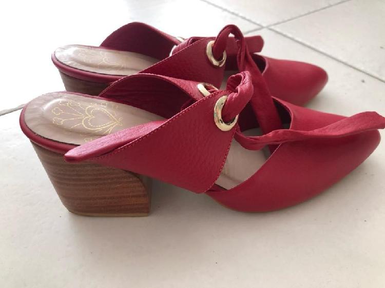 Zapatos Rojos en Cuero
