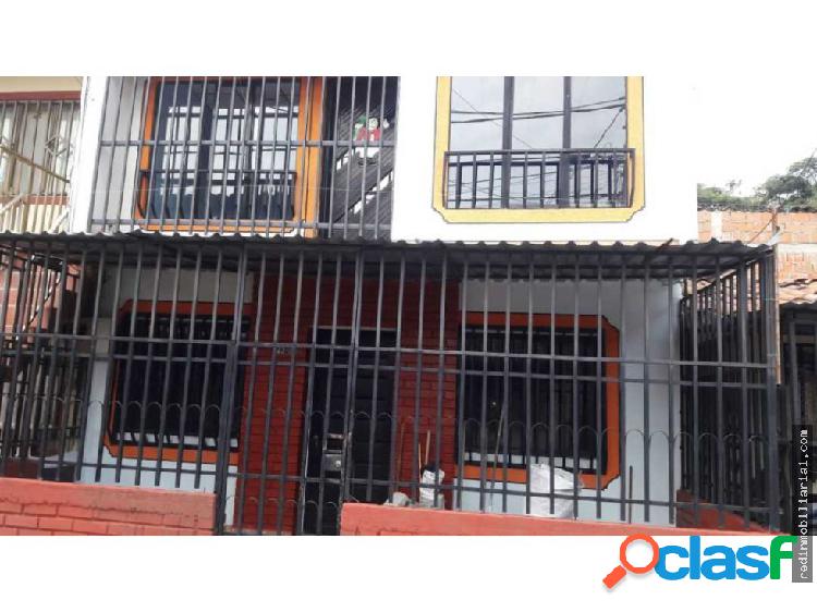 Se vende casa de 2 pisos en el barrio compartir