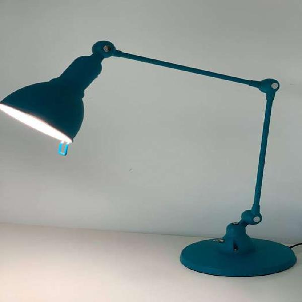 Lámpara de escritorio con brazo articulado
