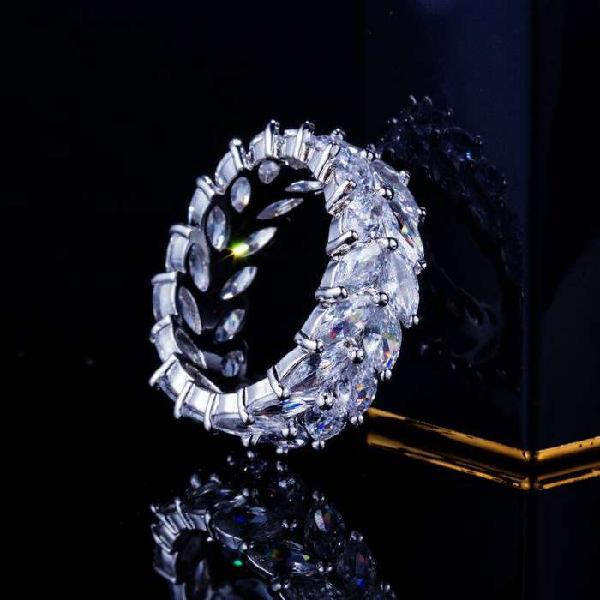 Espectacular anillo de diamantes sintéticos. Unisex