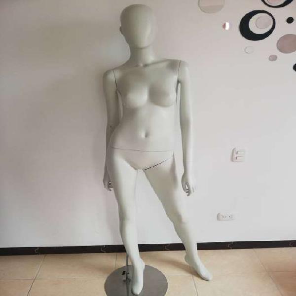 Maniquie Femenino Cabeza Abstracta De Pie.