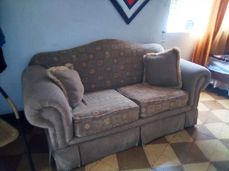 Se vende sofá de 2 puestos.