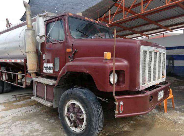 Servicio de transporte y suministro de agua en carrotanque.