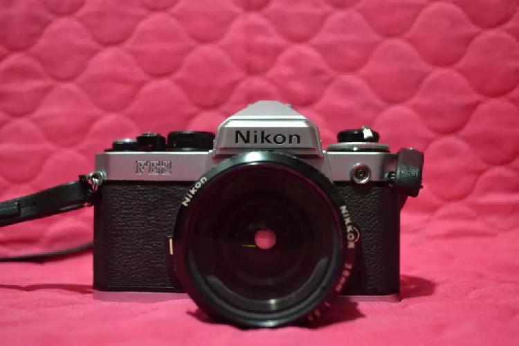 Camara Nikon FE2 en perfecto estado y trípode