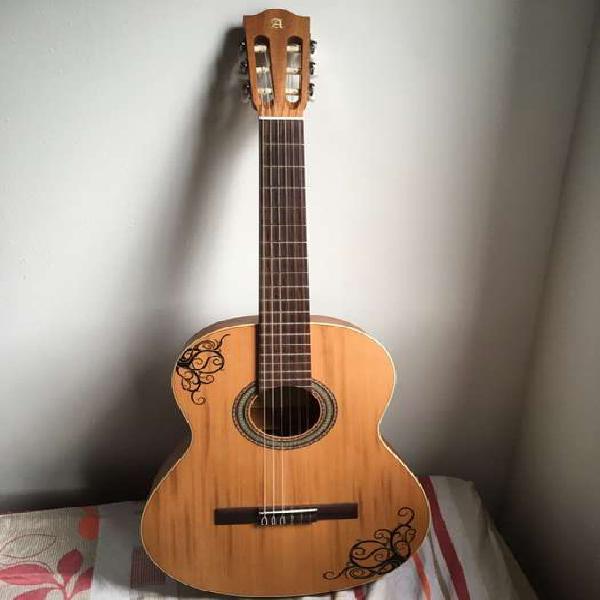 Se vende guitarra Alhambra española