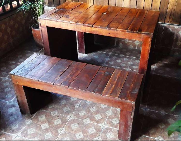 Mesa y bancas rusticas y modernas en madera