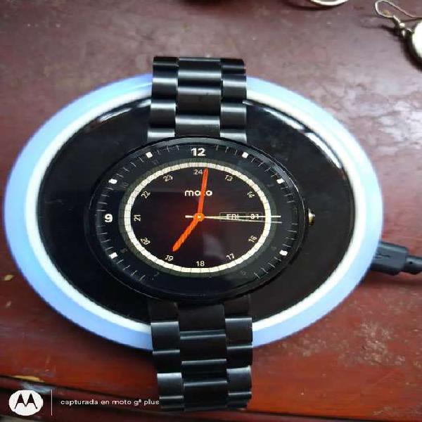 Reloj Smart wacht Motorola 360 está pixelado al lado de la