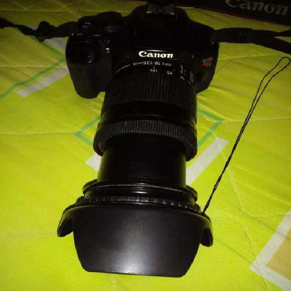Vendo cámara profesional Canon T3i con lente 18-135mm