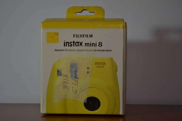 Cámara Instantánea Fujifilm Instax Mini 8 con papel