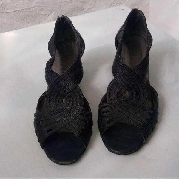 Sandalias negras de cuero