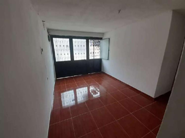 Se arrienda apartamento amplio - Barrios Los Ciruelos