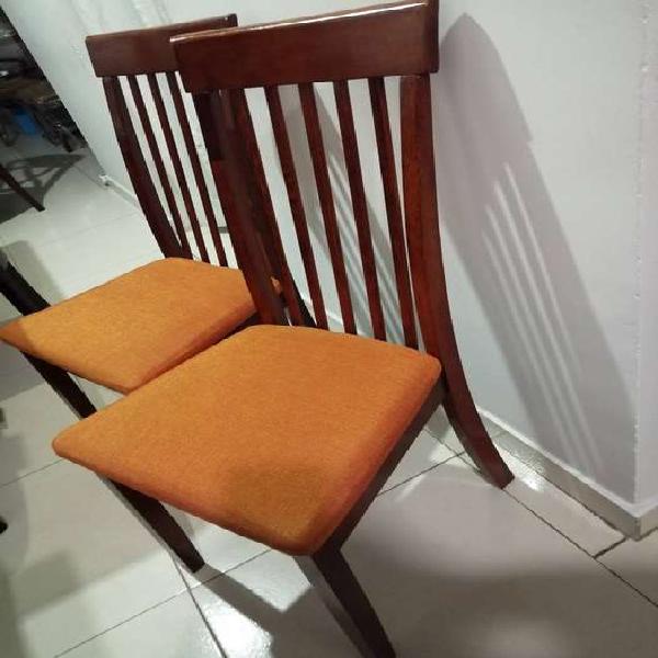 Vendo : Cuatro hermosas sillas, de comedor, son importadas .