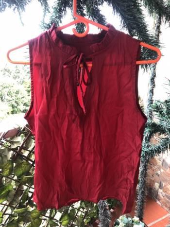 Blusa wanitta talla S, color rojo oscuro