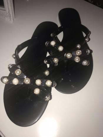 Sandalias negras con perlas