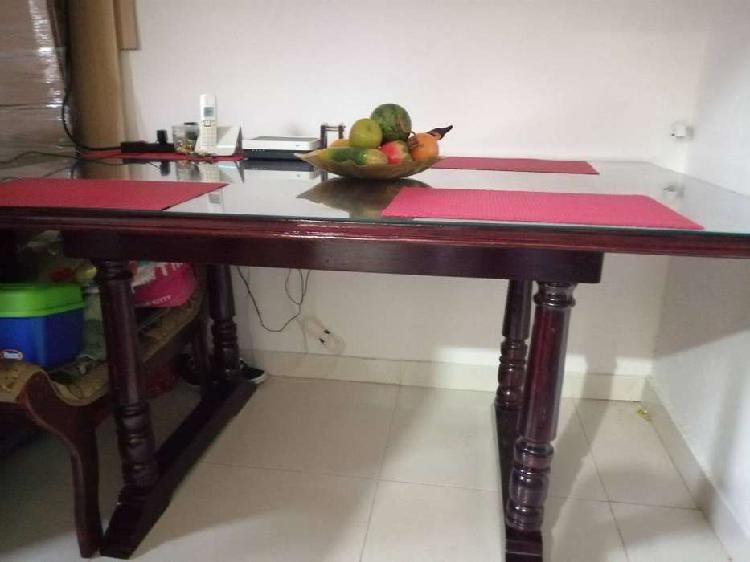 Hermosa :Mesa de comedor, grande, clásica con patas