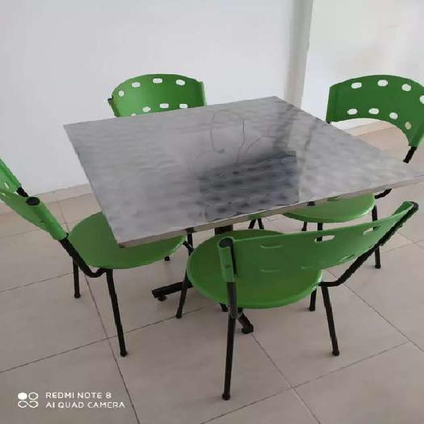 Mesa en metal con sus 4 sillas