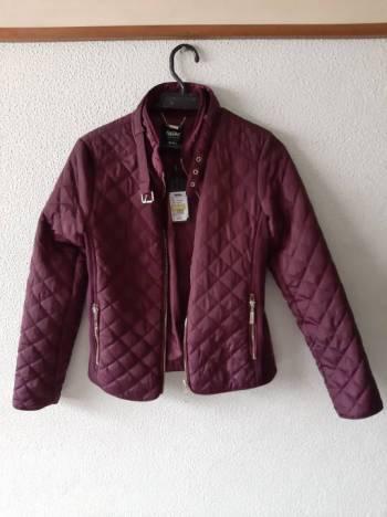 Chaqueta vinotinto