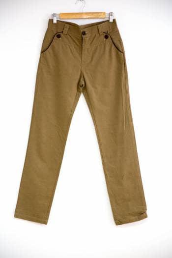 Pantalon con ribetes cafes y botones