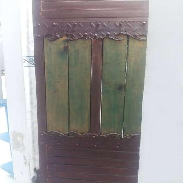 Puerta en hierro forjado en madera