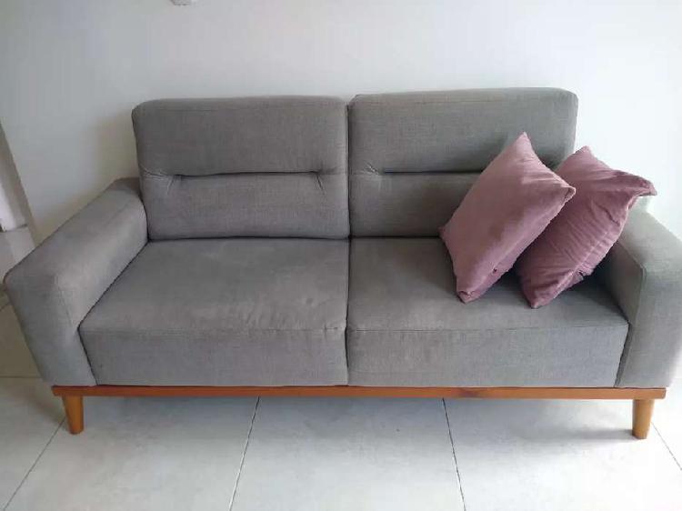 Vendo hermoso sofá contemporáneo- madera cedro - sólo 5
