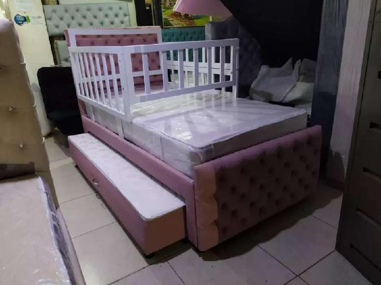 Cama corral en tarima con colchon semiortopedico y espaldaes