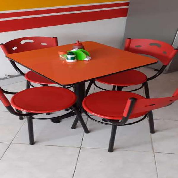 Mesa de comedor con sus cuatro sillas