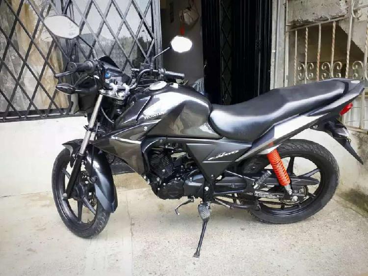 Se vende honda CB110 DLX. GRIS. En excelente estado, papeles