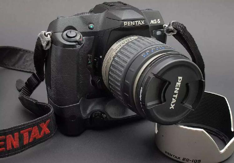 Camara analoga Pentax MZ -S con lente 28-105