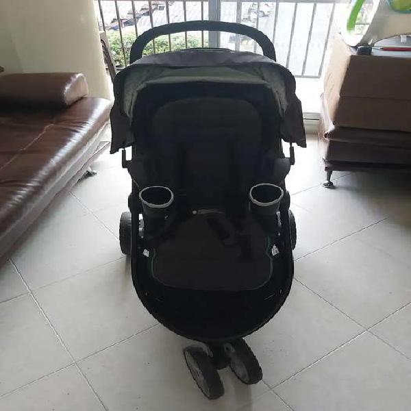 Coche para bebé marca graco poco uso color negro