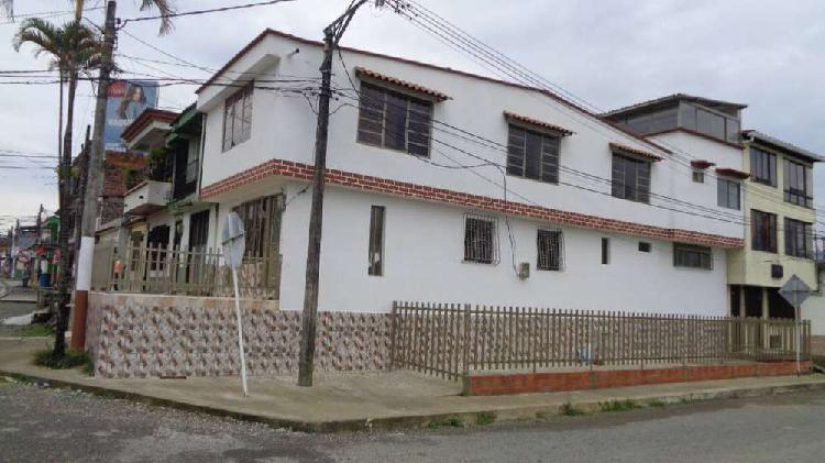 SE VENDE CASA CENTRAL GRANDE DOS PISOS