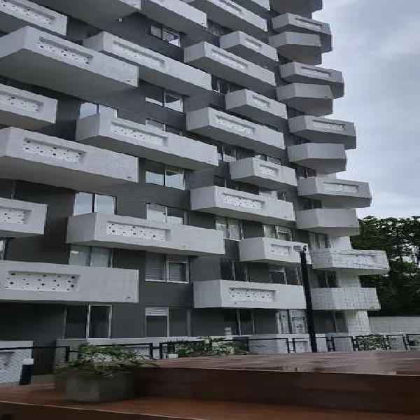 Se alquila hermoso apartamento a estrenar, 6to piso, ubicado