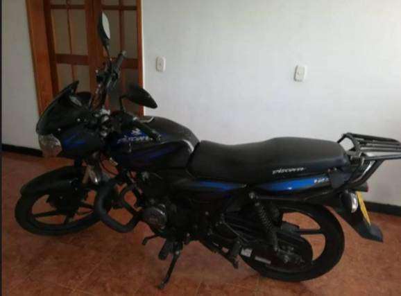 vendo moto Discovery 125 negra con azul modelo 2014 papeles