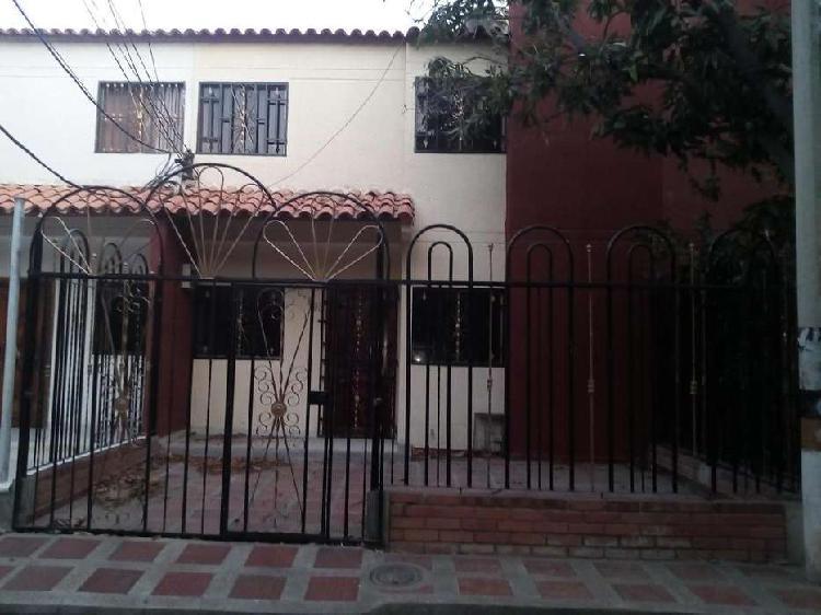 CASA DE DOS PISOS EN LUGAR RESIDENCIAL.-