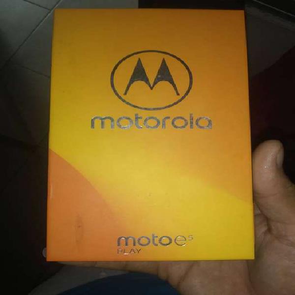 Motorola e5 play con caja y cargador sin detalles