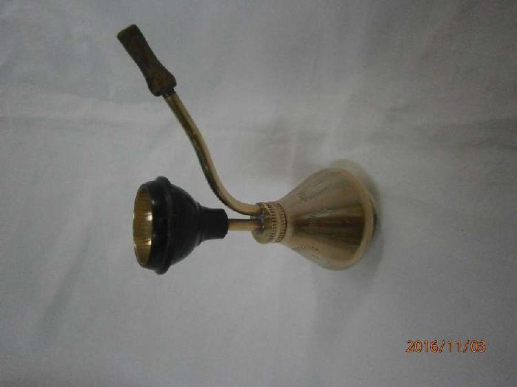 Pipa arabe en bronce lisa con boquilla en madera .