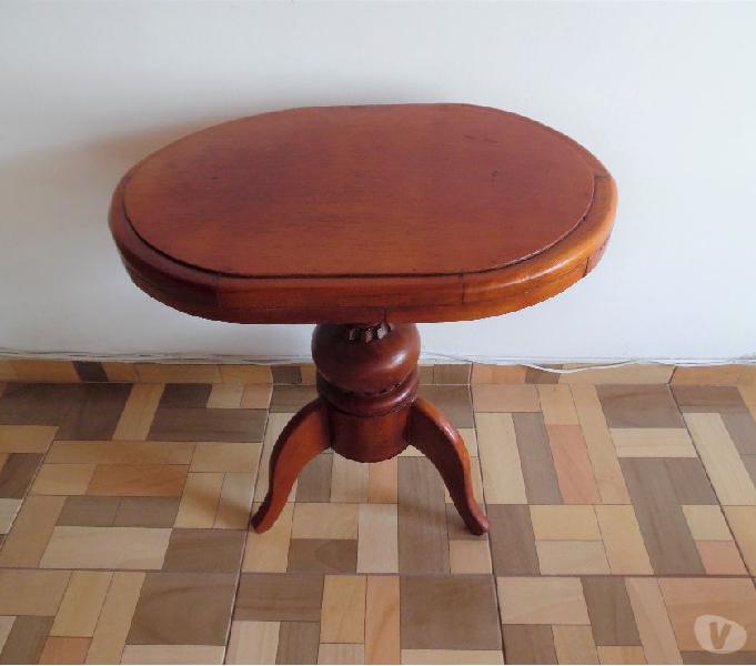 Vendo linda mesa en madera ovalada, base en madera tallada