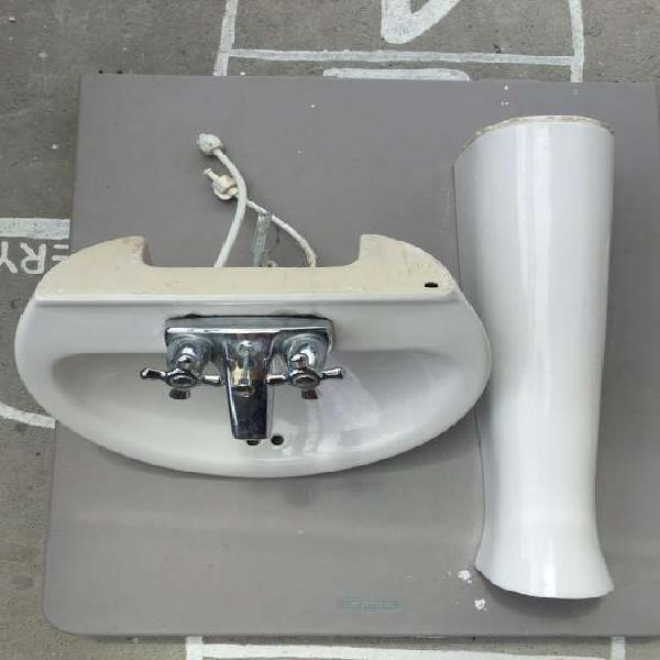 Se vende lavamanos corona con pedestal y accesorios, en buen