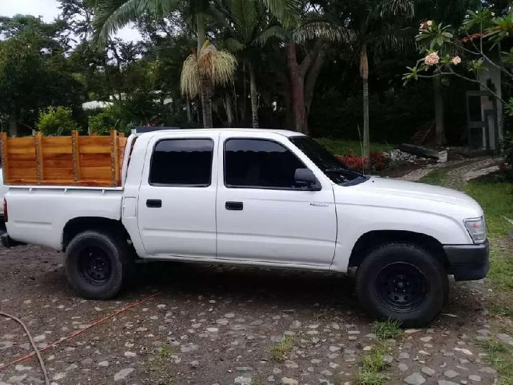 Toyota Hilux modelo 2001 4x2 doble cabina.