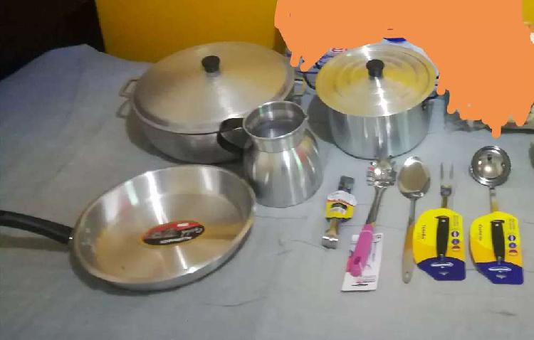 Vendo juego de ollas y otros utensilios de cocina