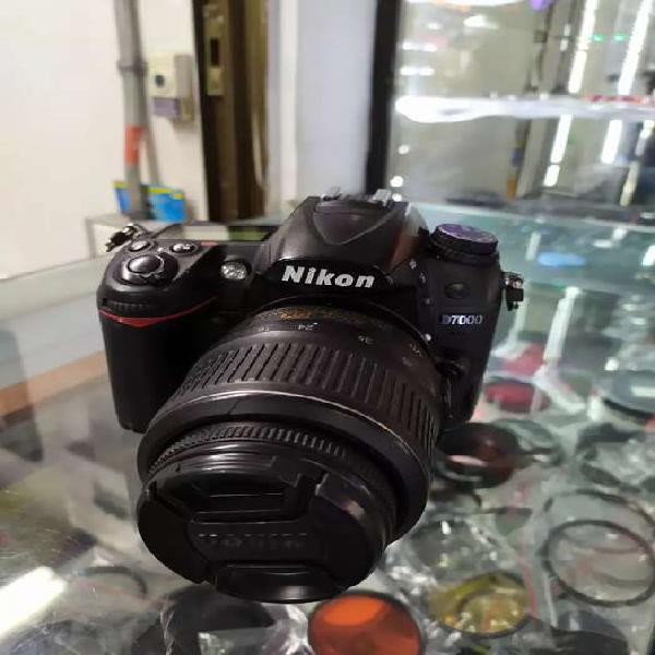Cámara Nikon D7000 con accesorios