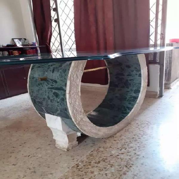Mesa de vidrio grande en base de mármol
