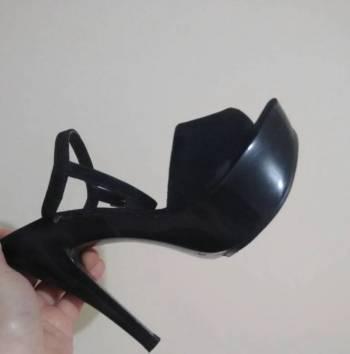 Tacones negros