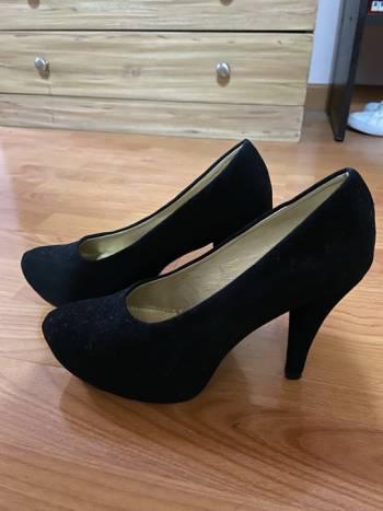 Tacones negros gamuza