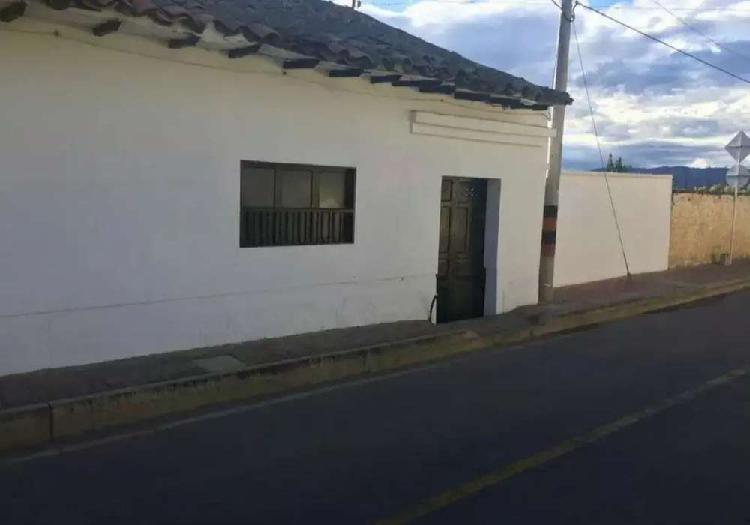 Casa colonial con lote