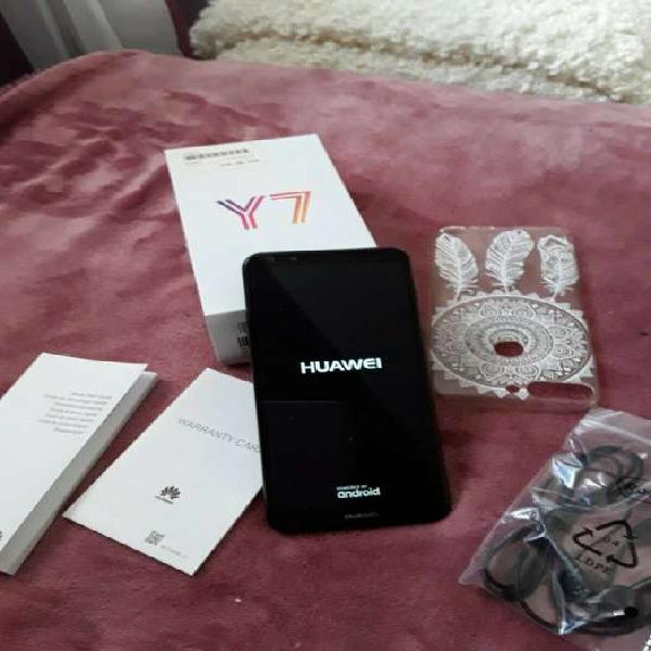 Celular smartphone de Huawei Y7 en caja, con manual