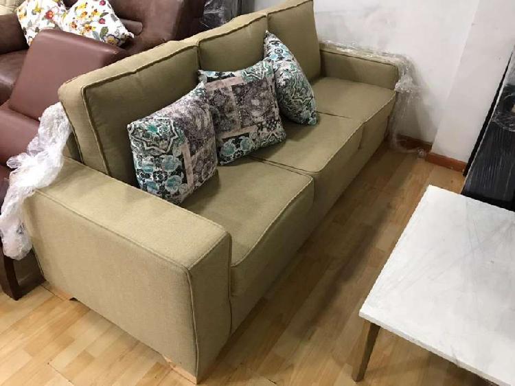 Sofa nuevo de tres puestos muy comodo.